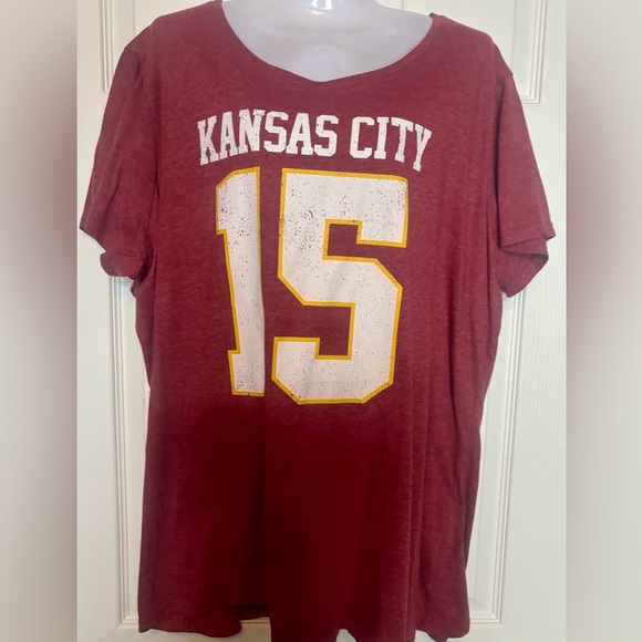 Women’s Kansas City Chiefs Mahomes #15 T-shirt Size 2XL - Picture 1 of 3